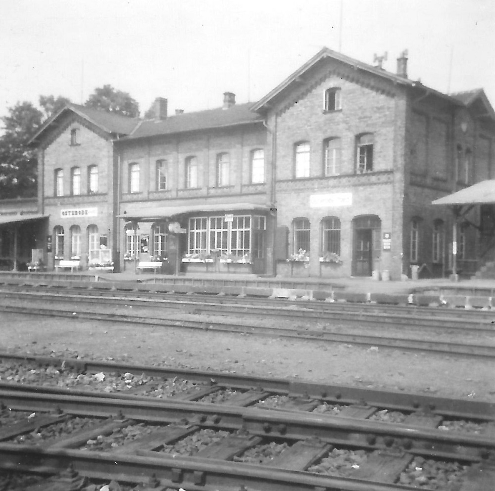 Standard gauge (DB) station building